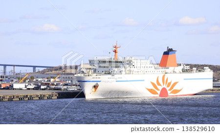 The ferry "Sunflower Daisetsu" is docked at Ocean Tokyu Ferry's Tokyo (Ariake) terminal. 138529610