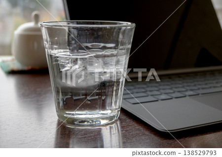 帶上筆記型電腦和一杯水,準備在咖啡館工作。 帶上筆記型電腦和一杯水,準備在咖啡館工作。 138529793