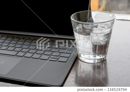 帶上筆記型電腦和一杯水,準備在咖啡館工作。 帶上筆記型電腦和一杯水,準備在咖啡館工作。 138529794