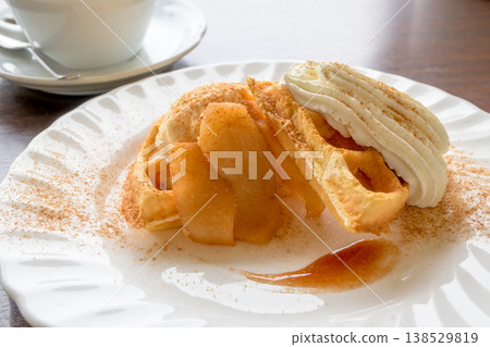 華夫餅甜點拼盤配蘋果和冰淇淋 138529819