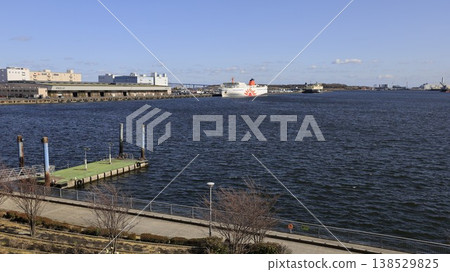 A view of Tokyo Port from near Yurikamome Ome Station, showing the ferry "Sunflower". 138529825