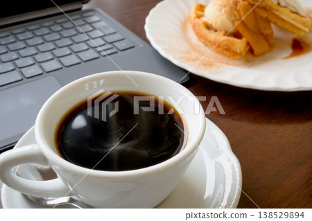 工作間隙來杯咖啡吃點甜點。 138529894