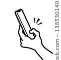 一隻手用拇指操作智慧型手機的特寫鏡頭（單手，線條畫剪貼畫） 138530140