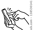 雙手操作智慧型手機的特寫；食指線條畫剪貼畫。 138530141