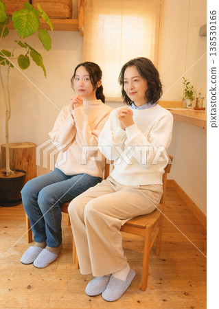 一對母女在家中為逝者祈禱。 138530166
