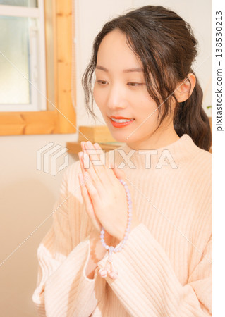 女兒在家中為逝者祈禱。 138530213