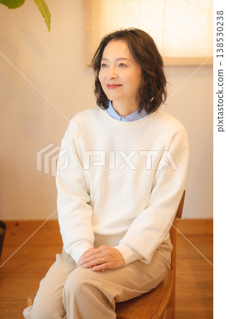 一位中年婦女在家中為逝者祈禱後。 一位中年婦女在家中為逝者祈禱後。 138530238