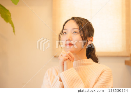 女兒在家中為逝者祈禱。 138530354