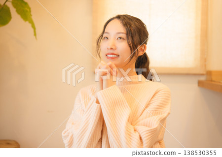 女兒在家中為逝者祈禱。 138530355