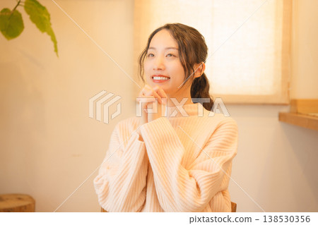 女兒在家中為逝者祈禱。 138530356