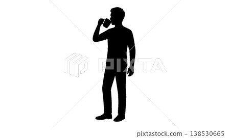 一個男人用杯子喝水的剪影 一個男人用杯子喝水的剪影 138530665