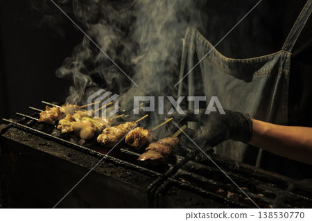 The sizzling sound of authentic yakitori grilled over charcoal, the rising smoke, and the hands of the chefs – it's the epitome of a gourmet izakaya (Japanese pub). 138530770