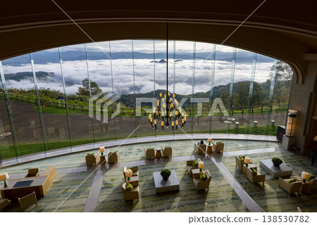 從飯店休息室可以欣賞到洞爺湖令人嘆為觀止的美景,雲海翻騰,宛如仙境。 (圖片為北海道某豪華度假酒店) 從飯店休息室可以欣賞到洞爺湖令人嘆為觀止的美景,雲海翻騰,宛如仙境。 (圖片為北海道某豪華度假酒店) 138530782