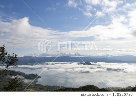 洞爺湖上空雲海翻騰,宛如一片奇幻的海洋:從筒倉觀景台上看到的令人嘆為觀止的清晨景色。北海道觀光圖片。 洞爺湖上空雲海翻騰,宛如一片奇幻的海洋:從筒倉觀景台上看到的令人嘆為觀止的清晨景色。北海道觀光圖片。 138530783
