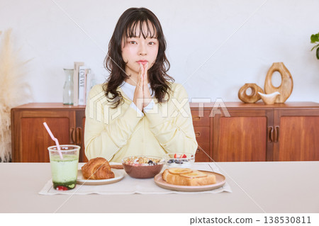 A young woman's lifestyle: putting her hands together before breakfast A young woman's lifestyle: putting her hands together before breakfast 138530811
