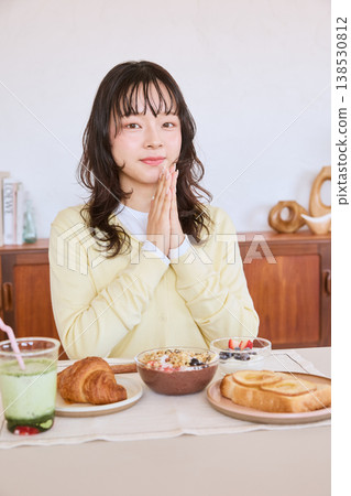 年輕女性的生活方式:早餐前雙手合十 年輕女性的生活方式:早餐前雙手合十 138530812