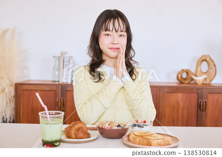 A young woman's lifestyle: putting her hands together before breakfast A young woman's lifestyle: putting her hands together before breakfast 138530814