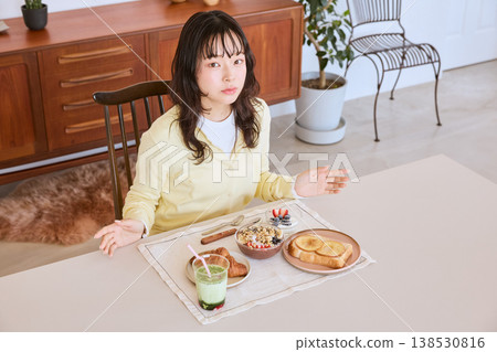 一位年輕女性享受健康早餐的生活方式 一位年輕女性享受健康早餐的生活方式 138530816