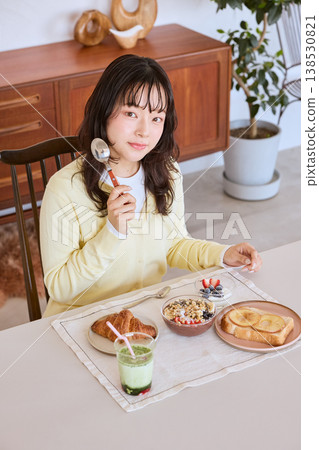 A young woman's lifestyle enjoying a healthy breakfast 138530821