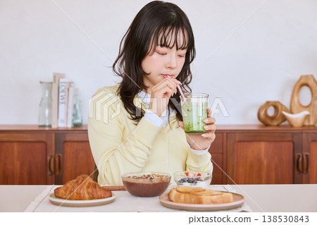 飲用抹茶飲料的女性的生活方式 飲用抹茶飲料的女性的生活方式 138530843