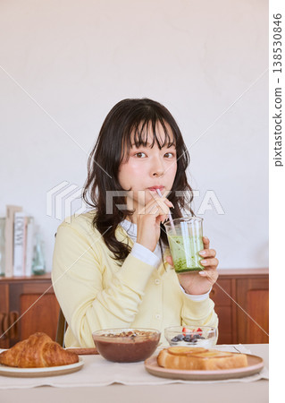 The lifestyle of women who drink matcha drinks The lifestyle of women who drink matcha drinks 138530846