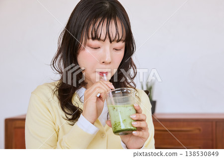 飲用抹茶飲料的女性的生活方式 飲用抹茶飲料的女性的生活方式 138530849