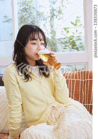 年輕女性的休閒生活方式：喝啤酒放鬆身心。 138530873