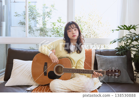 一位女性的生活方式，她以彈吉他為愛好。 138530888