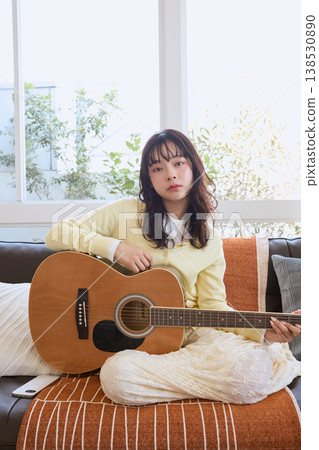 一位女性的生活方式，她以彈吉他為愛好。 138530890