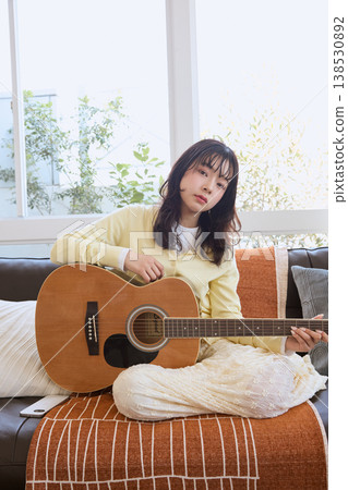 一位女性的生活方式,她以彈吉他為愛好。 一位女性的生活方式,她以彈吉他為愛好。 138530892