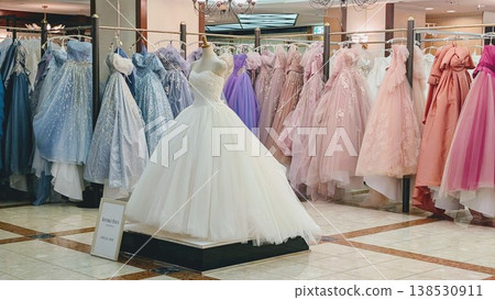一場展出華麗婚紗的婚紗展。 138530911