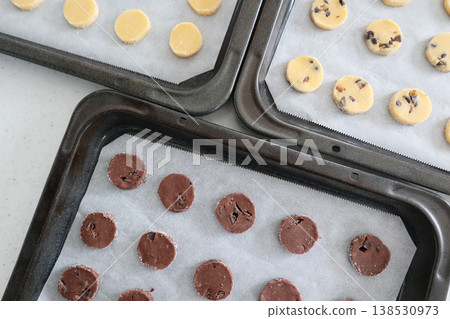 冰盒餅乾，切塊烘烤前 138530973