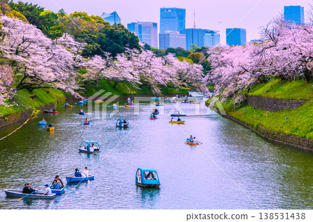 日本東京城市景觀：千鳥淵櫻花盛開。背景可見東京高塔、虎之門丘陵站、麻布台丘陵等。 = 第5張 138531438