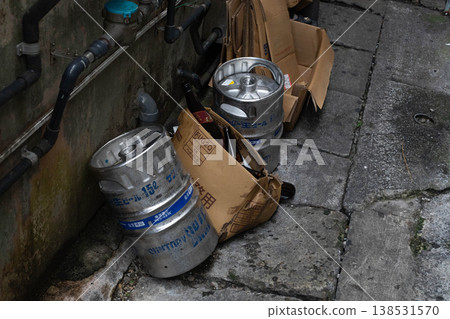 小巷裡散落著空啤酒罐。 小巷裡散落著空啤酒罐。 138531570