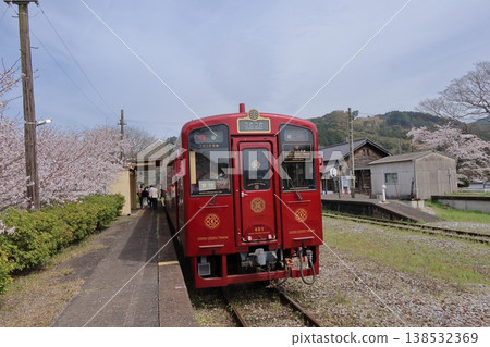 The Kotokoto Train of the Heisei Chikuhō Railway and Cherry Blossoms The Kotokoto Train of the Heisei Chikuhō Railway and Cherry Blossoms 138532369