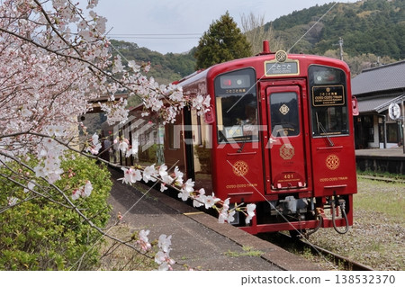 平成築峰鐵道琴琴號列車與櫻花 平成築峰鐵道琴琴號列車與櫻花 138532370