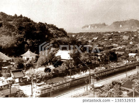 1953-1954年的老照片：從神奈川縣鎌倉市的富士見台眺望橫須賀線和稻村崎。 138532655