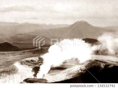1953年至1954年的老照片,從北海道硫王山(Atosanupuri)看到的屈斜路湖和本山 1953年至1954年的老照片,從北海道硫王山(Atosanupuri)看到的屈斜路湖和本山 138532742