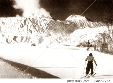 1953-1954年的老照片,北海道壯別町,昭和新山山腳下的滑雪勝地。 1953-1954年的老照片,北海道壯別町,昭和新山山腳下的滑雪勝地。 138532743