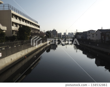城市建築和橋樑倒映在平靜的運河水面上。 138532861