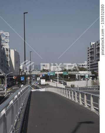 從通往平和島的人行天橋上可以看到道路和城市基礎設施。 從通往平和島的人行天橋上可以看到道路和城市基礎設施。 138532880