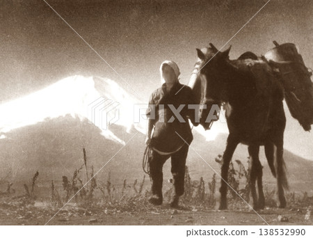 老照片，1953-1954年，從山梨縣山中湖村眺望富士山和馱馬。 138532990