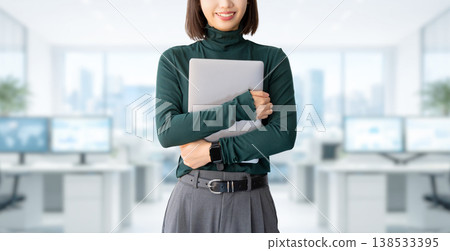 帶筆記型電腦的女人/女商人 帶筆記型電腦的女人/女商人 138533395