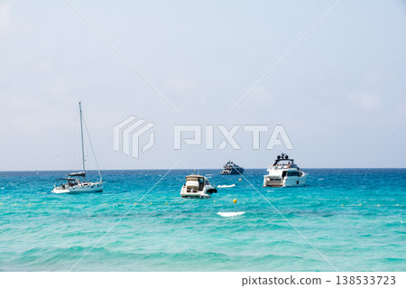 一艘休閒遊艇漂浮在科西嘉島美麗的碧綠海面上，科西嘉島是位於地中海的法國領土。 138533723
