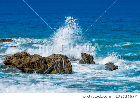 珊瑚礁和波浪飛濺 珊瑚礁和波浪飛濺 138534657