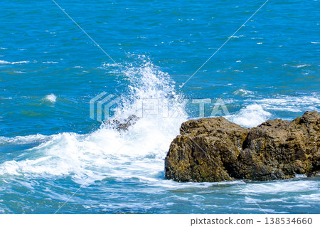 珊瑚礁和波浪飛濺 珊瑚礁和波浪飛濺 138534660