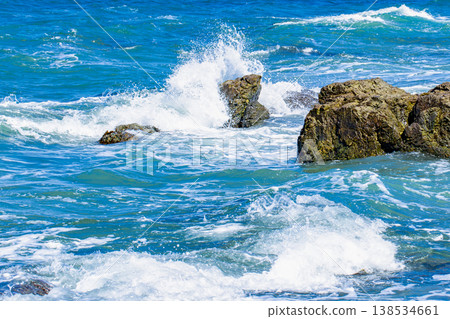珊瑚礁和波浪飛濺 珊瑚礁和波浪飛濺 138534661