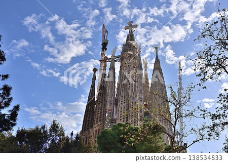 聖家堂內已安裝了十字架。 138534833