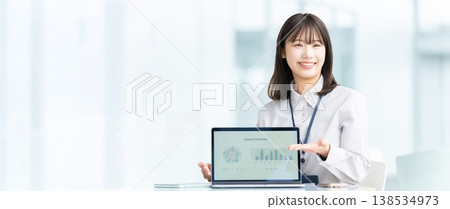 年輕女性和女商人正在交談 年輕女性和女商人正在交談 138534973
