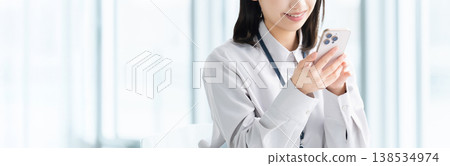 使用智慧型手機的微笑的女人/女商人 使用智慧型手機的微笑的女人/女商人 138534974